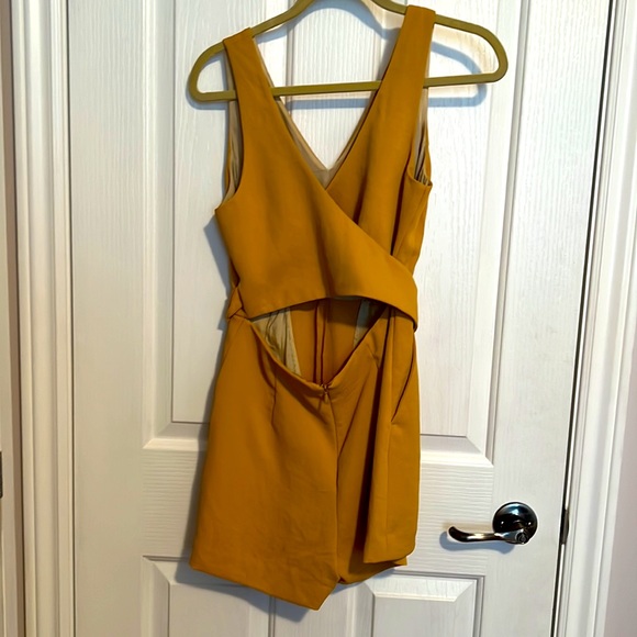 Aritzia Wilfred romper size 4 mustard - Picture 4 of 4